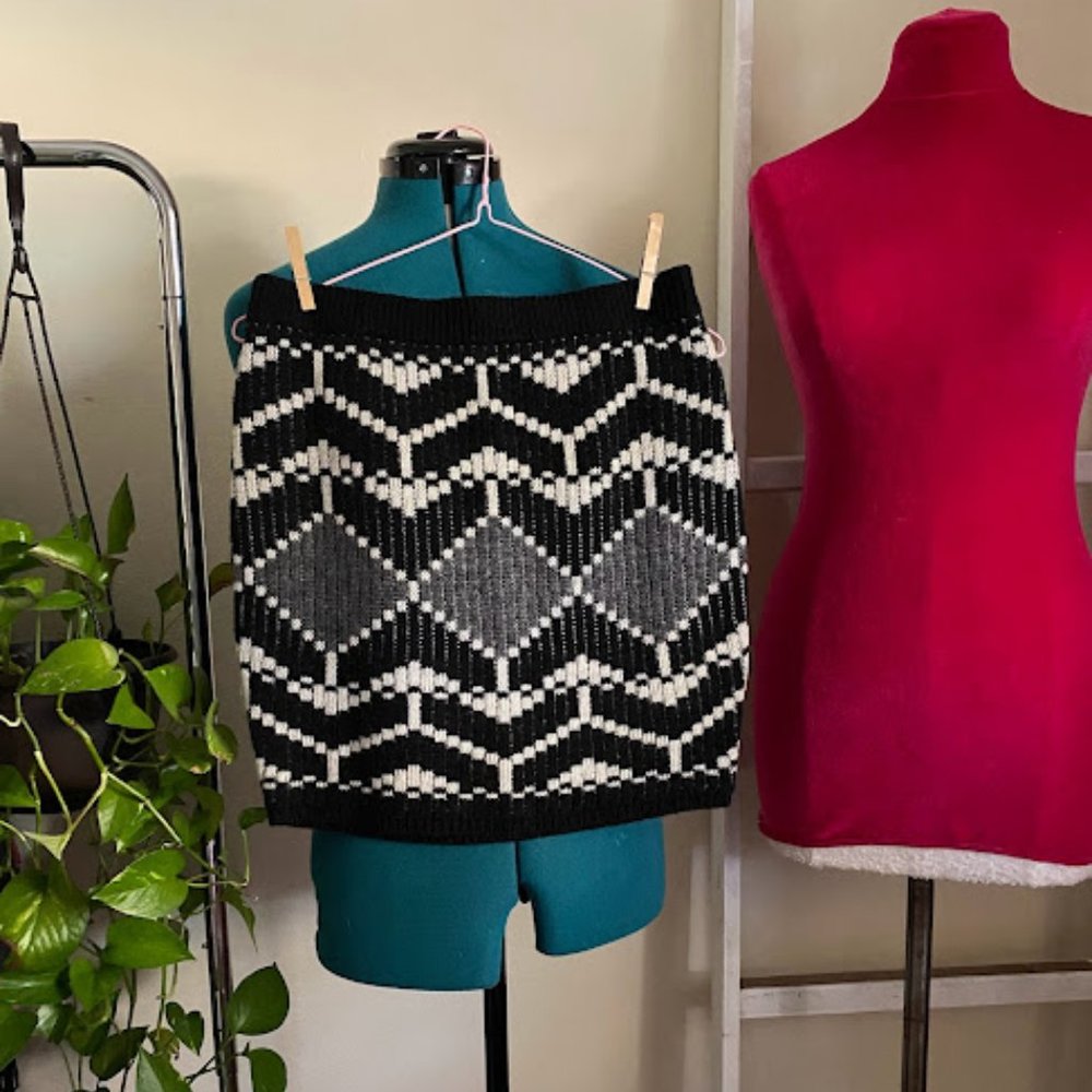 ✨3 for $10✨ Moda International sweater skirt